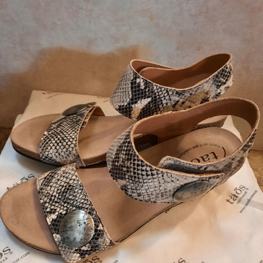 TAOS CAROSEL 2 LADIES BLACK/SNAKE 7-7.5 MEDIUM SANDLES NIB